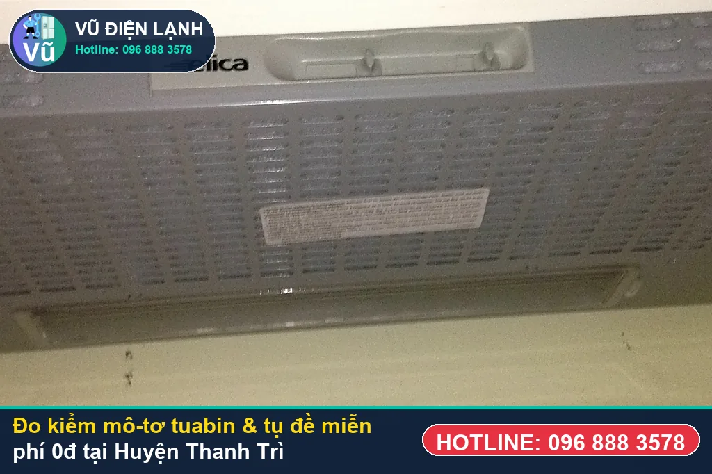 Thợ Vũ Điện Lạnh dùng đồng hồ vạn năng đo kiểm mô-tơ tuabin, tụ đề và công tắc khi sửa máy hút mùi tại thanh trì ở KĐT Đại Thanh
