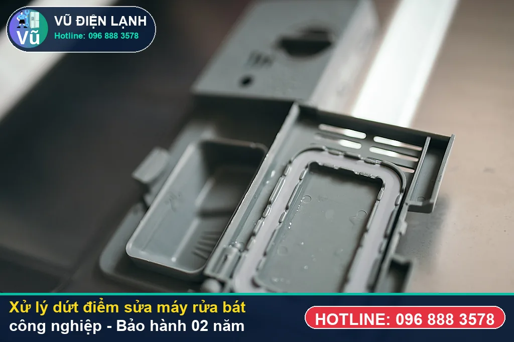 Hoàn tất xử lý sửa máy rửa bát công nghiệp, chạy thử nước nóng 70 độ và bàn giao phiếu bảo hành 02 năm Vũ Điện Lạnh