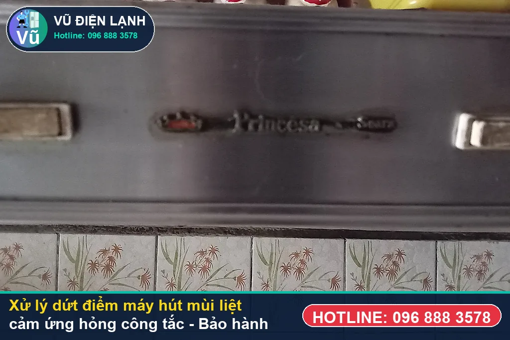 Hoàn tất xử lý máy hút mùi liệt cảm ứng hỏng công tắc, kiểm tra lưu lượng gió hút khỏe và bàn giao phiếu bảo hành 02 năm Vũ Điện Lạnh