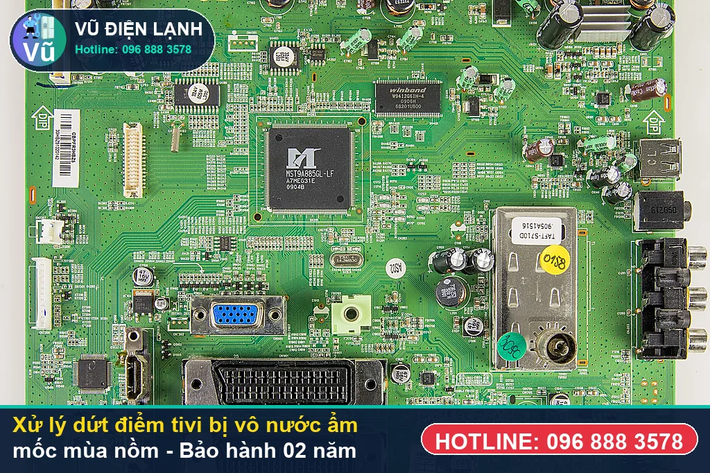 Hoàn tất xử lý tivi bị vô nước ẩm mốc mùa nồm, kiểm tra hình ảnh 4K sắc nét và bàn giao phiếu bảo hành 02 năm Vũ Điện Lạnh