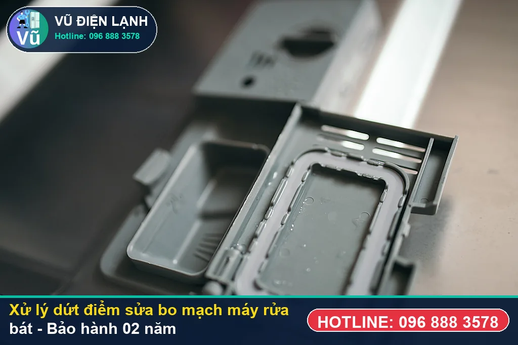 Hoàn tất xử lý sửa bo mạch máy rửa bát, chạy thử nước nóng 70 độ và bàn giao phiếu bảo hành 02 năm Vũ Điện Lạnh