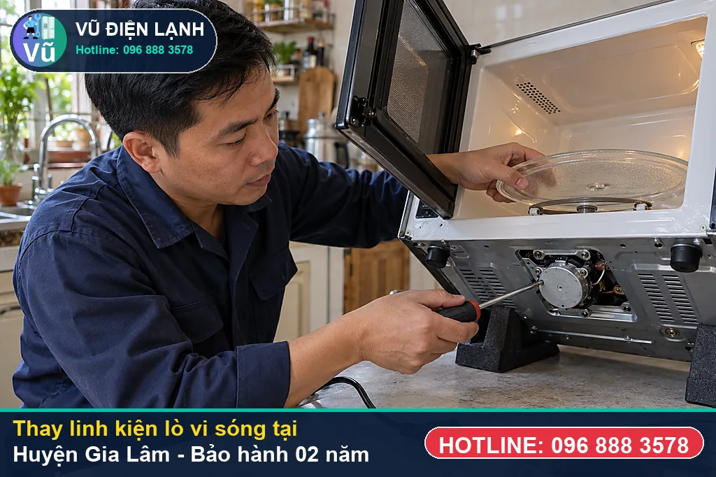 Khách hàng tại Huyện Gia Lâm kiểm tra linh kiện lò vi sóng chính hãng và nhận phiếu bảo hành 02 năm của Vũ Điện Lạnh