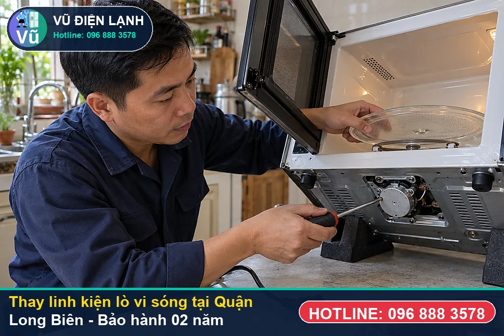 Khách hàng tại Quận Long Biên kiểm tra linh kiện lò vi sóng chính hãng và nhận phiếu bảo hành 02 năm của Vũ Điện Lạnh