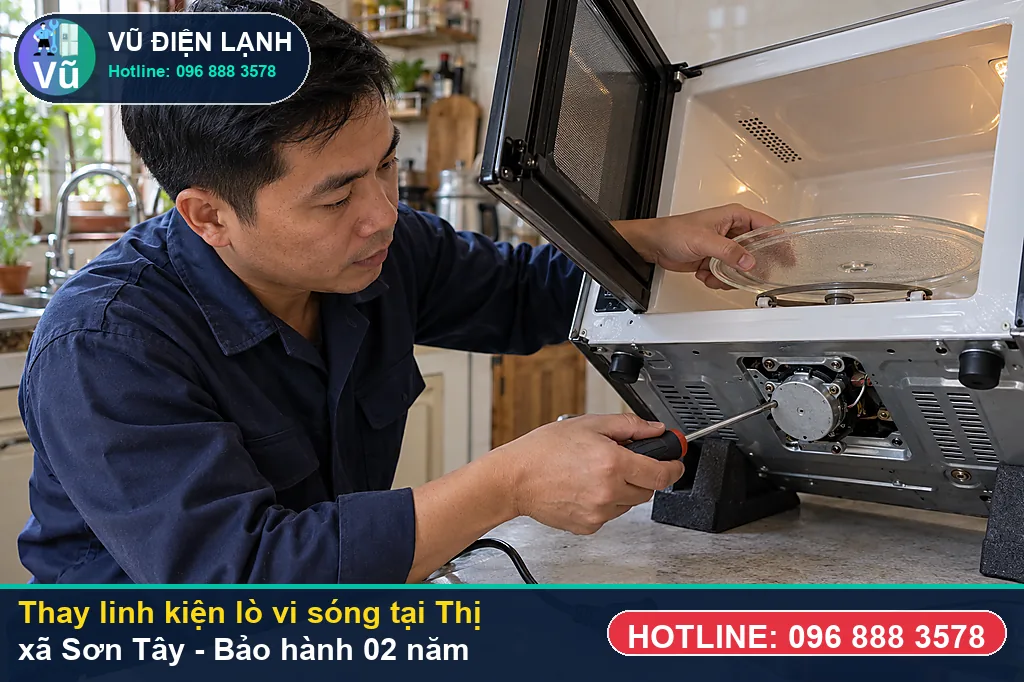 Khách hàng tại Thị xã Sơn Tây kiểm tra linh kiện lò vi sóng chính hãng và nhận phiếu bảo hành 02 năm của Vũ Điện Lạnh
