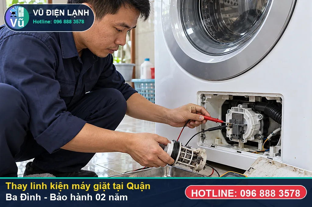 Khách hàng tại Quận Ba Đình kiểm tra linh kiện máy giặt chính hãng và nhận phiếu bảo hành 02 năm của Vũ Điện Lạnh
