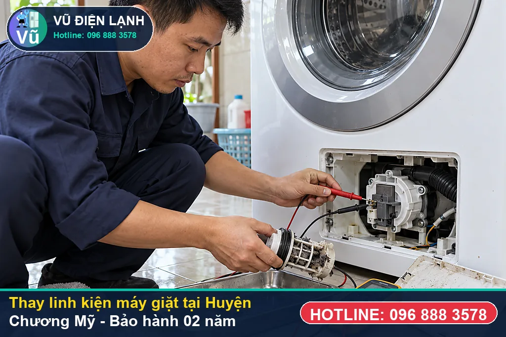 Khách hàng tại Huyện Chương Mỹ kiểm tra linh kiện máy giặt chính hãng và nhận phiếu bảo hành 02 năm của Vũ Điện Lạnh