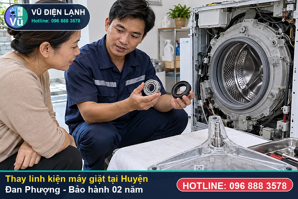 Khách hàng tại Huyện Đan Phượng kiểm tra linh kiện máy giặt chính hãng và nhận phiếu bảo hành 02 năm của Vũ Điện Lạnh
