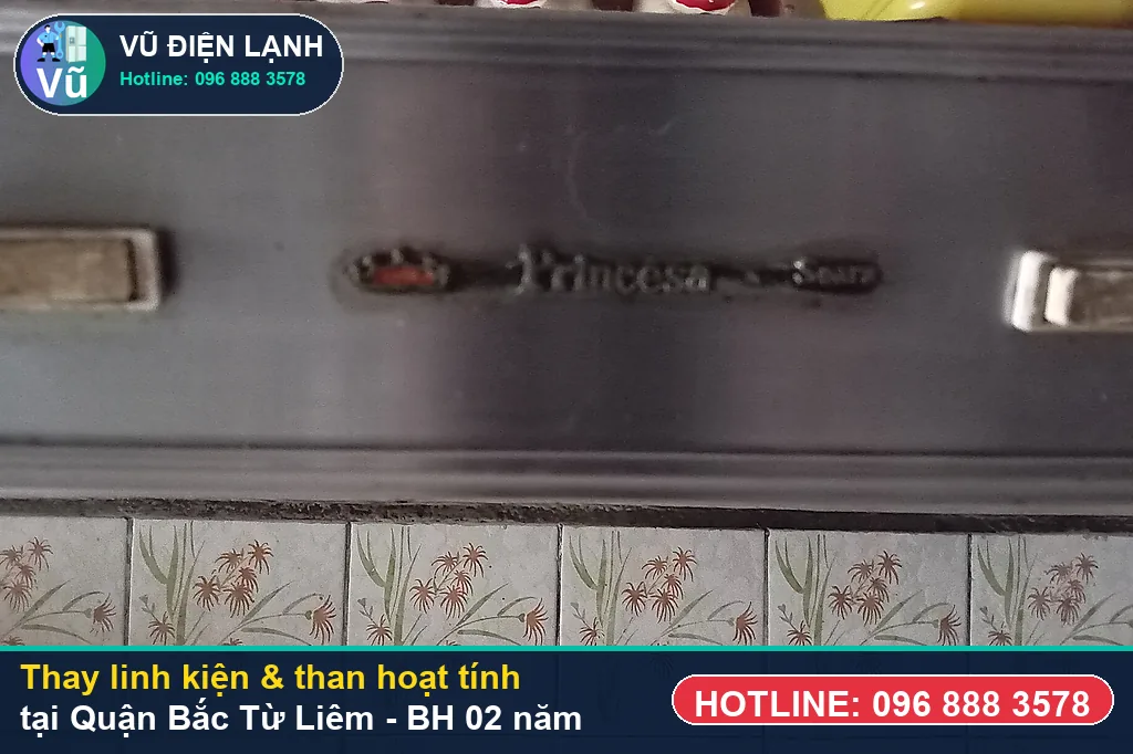 Khách hàng tại Quận Bắc Từ Liêm kiểm tra linh kiện máy hút mùi chính hãng và nhận phiếu bảo hành 02 năm của Vũ Điện Lạnh