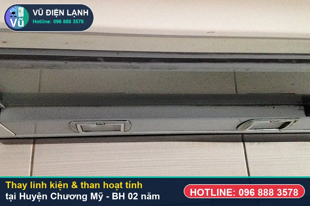 Khách hàng tại Huyện Chương Mỹ kiểm tra linh kiện máy hút mùi chính hãng và nhận phiếu bảo hành 02 năm của Vũ Điện Lạnh