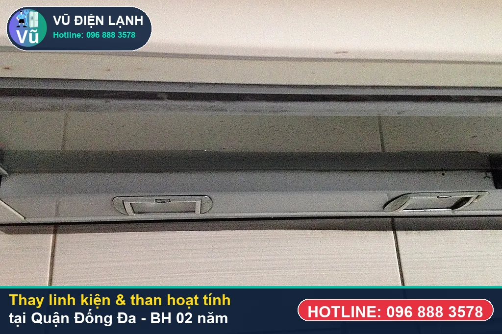 Khách hàng tại Quận Đống Đa kiểm tra linh kiện máy hút mùi chính hãng và nhận phiếu bảo hành 02 năm của Vũ Điện Lạnh