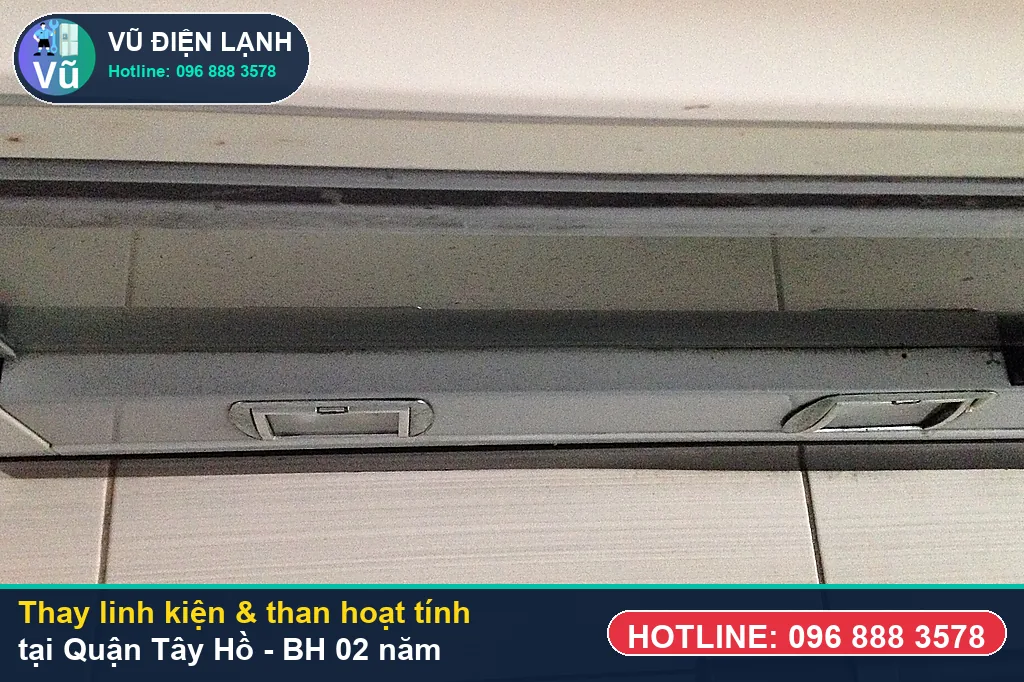 Khách hàng tại Quận Tây Hồ kiểm tra linh kiện máy hút mùi chính hãng và nhận phiếu bảo hành 02 năm của Vũ Điện Lạnh