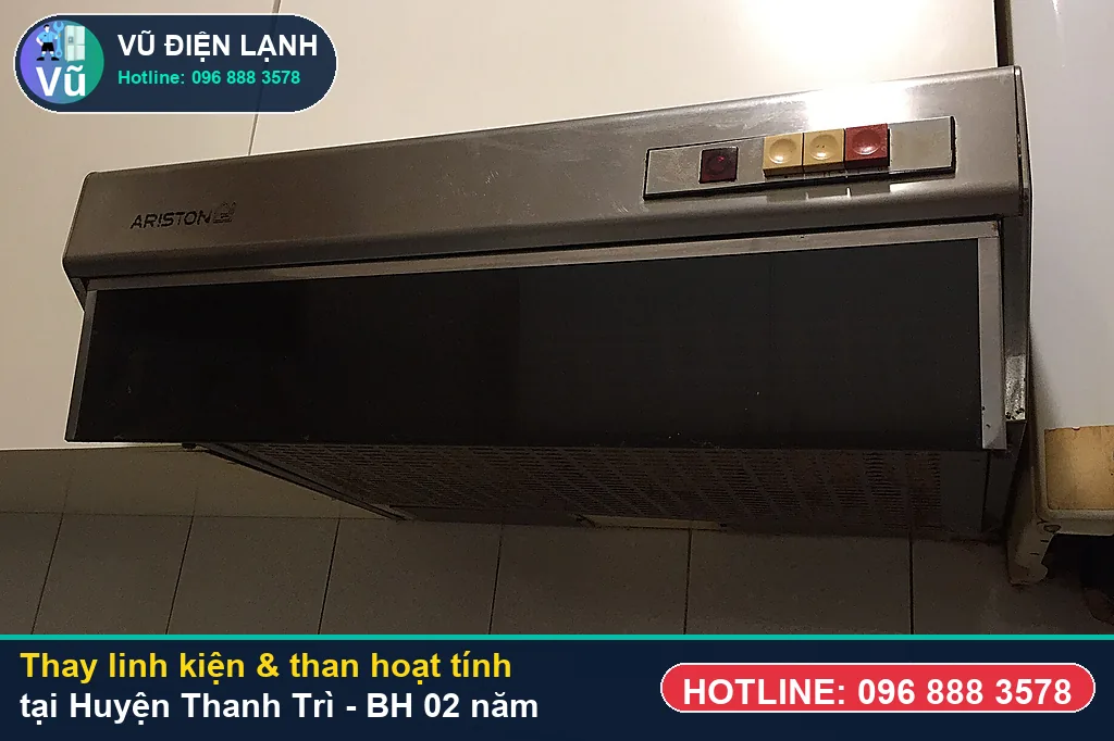 Khách hàng tại Huyện Thanh Trì kiểm tra linh kiện máy hút mùi chính hãng và nhận phiếu bảo hành 02 năm của Vũ Điện Lạnh