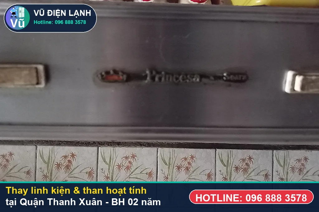 Khách hàng tại Quận Thanh Xuân kiểm tra linh kiện máy hút mùi chính hãng và nhận phiếu bảo hành 02 năm của Vũ Điện Lạnh