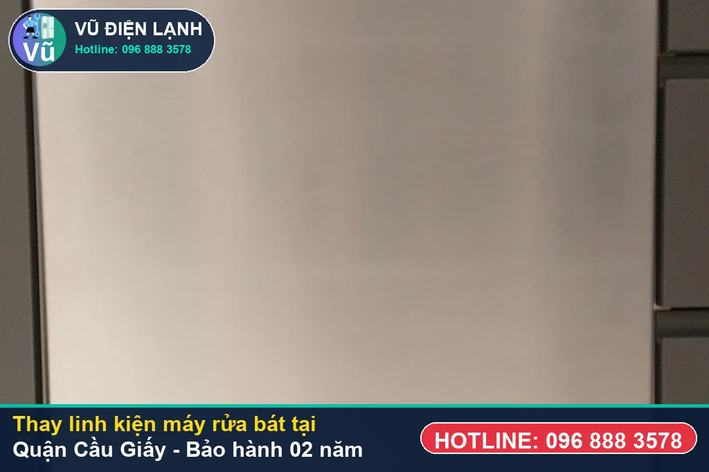 Khách hàng tại Quận Cầu Giấy kiểm tra linh kiện máy rửa bát chính hãng và nhận phiếu bảo hành 02 năm của Vũ Điện Lạnh