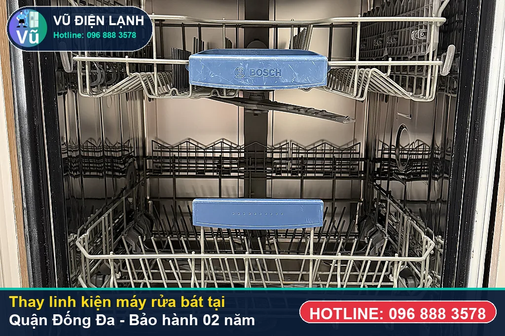 Khách hàng tại Quận Đống Đa kiểm tra linh kiện máy rửa bát chính hãng và nhận phiếu bảo hành 02 năm của Vũ Điện Lạnh