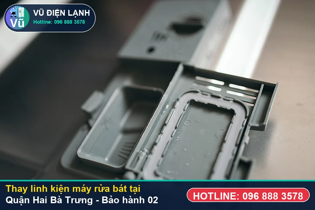 Khách hàng tại Quận Hai Bà Trưng kiểm tra linh kiện máy rửa bát chính hãng và nhận phiếu bảo hành 02 năm của Vũ Điện Lạnh