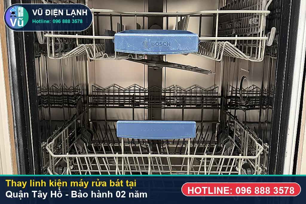 Khách hàng tại Quận Tây Hồ kiểm tra linh kiện máy rửa bát chính hãng và nhận phiếu bảo hành 02 năm của Vũ Điện Lạnh