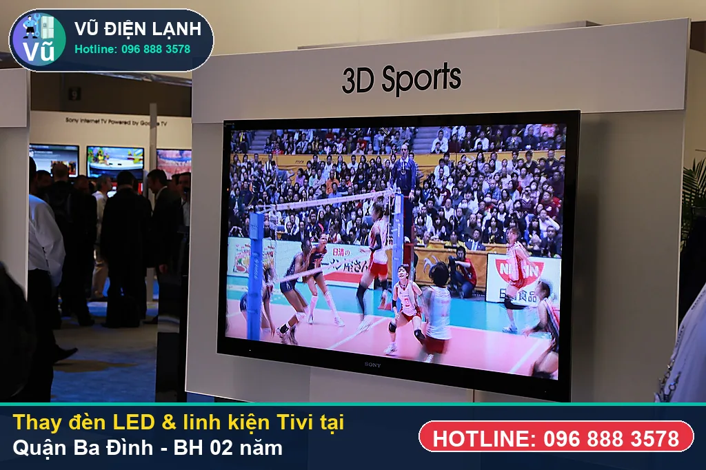 Khách hàng tại Quận Ba Đình kiểm tra thanh đèn LED, bo mạch Tivi chính hãng và nhận phiếu bảo hành 02 năm của Vũ Điện Lạnh