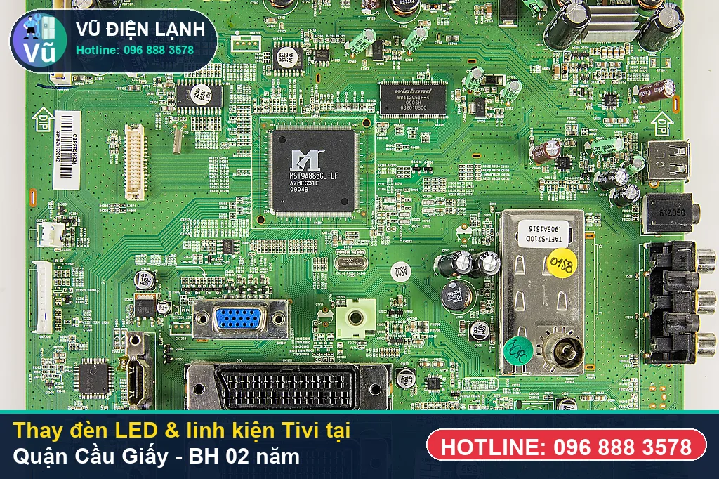 Khách hàng tại Quận Cầu Giấy kiểm tra thanh đèn LED, bo mạch Tivi chính hãng và nhận phiếu bảo hành 02 năm của Vũ Điện Lạnh