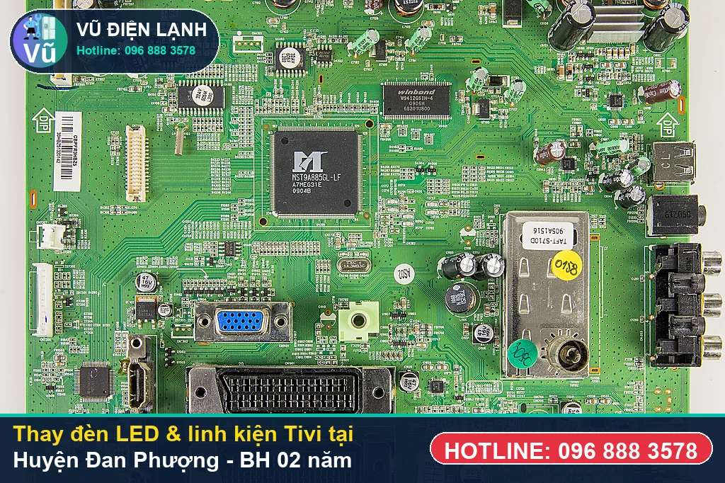 Khách hàng tại Huyện Đan Phượng kiểm tra thanh đèn LED, bo mạch Tivi chính hãng và nhận phiếu bảo hành 02 năm của Vũ Điện Lạnh