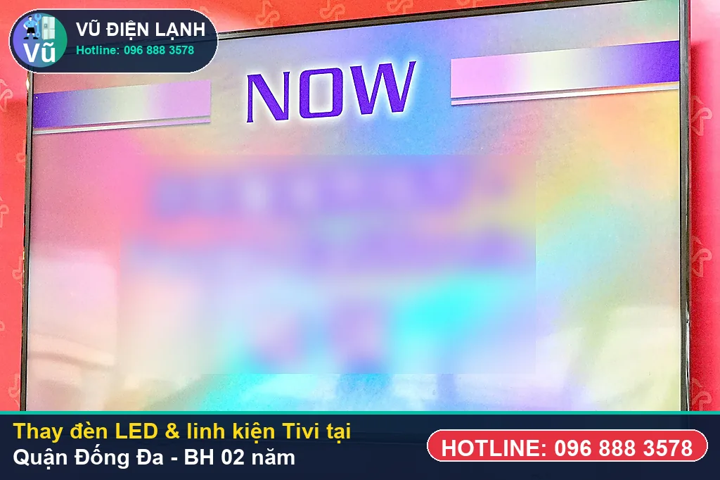 Khách hàng tại Quận Đống Đa kiểm tra thanh đèn LED, bo mạch Tivi chính hãng và nhận phiếu bảo hành 02 năm của Vũ Điện Lạnh