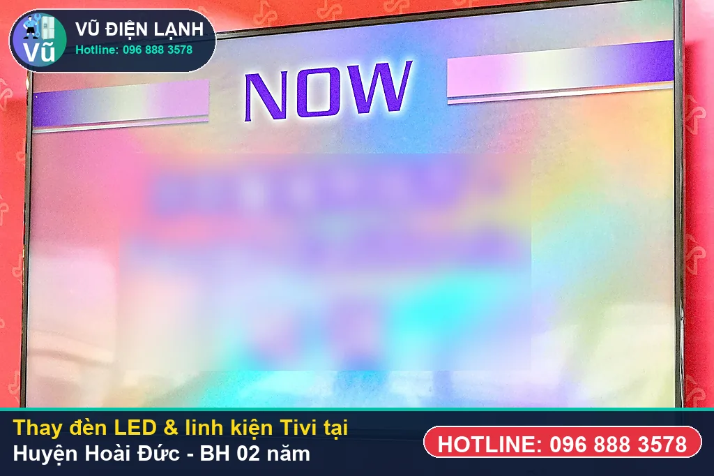 Khách hàng tại Huyện Hoài Đức kiểm tra thanh đèn LED, bo mạch Tivi chính hãng và nhận phiếu bảo hành 02 năm của Vũ Điện Lạnh