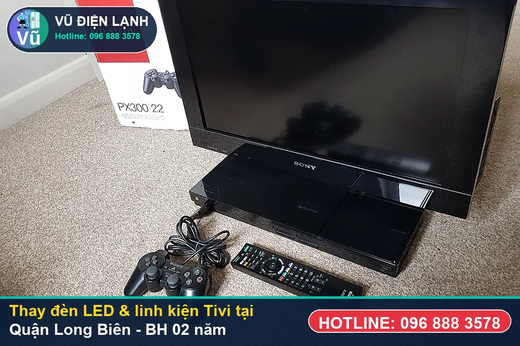 Khách hàng tại Quận Long Biên kiểm tra thanh đèn LED, bo mạch Tivi chính hãng và nhận phiếu bảo hành 02 năm của Vũ Điện Lạnh