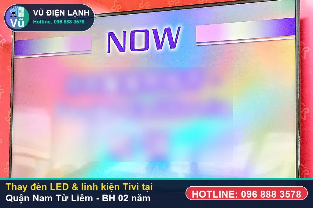 Khách hàng tại Quận Nam Từ Liêm kiểm tra thanh đèn LED, bo mạch Tivi chính hãng và nhận phiếu bảo hành 02 năm của Vũ Điện Lạnh