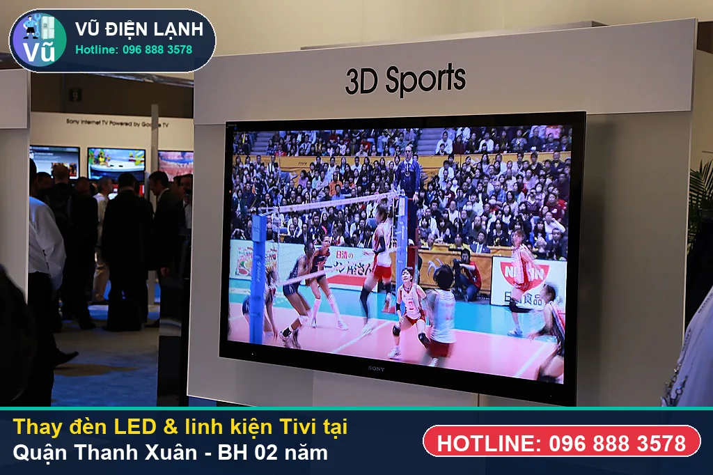 Khách hàng tại Quận Thanh Xuân kiểm tra thanh đèn LED, bo mạch Tivi chính hãng và nhận phiếu bảo hành 02 năm của Vũ Điện Lạnh