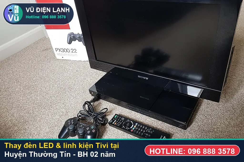 Khách hàng tại Huyện Thường Tín kiểm tra thanh đèn LED, bo mạch Tivi chính hãng và nhận phiếu bảo hành 02 năm của Vũ Điện Lạnh